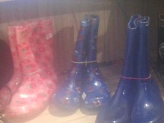 BOTA DE GOMA INFANTIL COLORIDO C/ DISEÑO