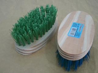 CEPILLO PARA ROPA DE MADERA COMPANHEIRA