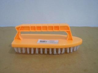 CEPILLO PARA ROPA PLASTICO CON MANGO 