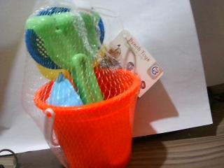 BALDE PARA PLAYA CON ACCESORIOS BEACH TOYS