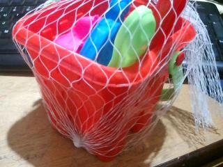 BALDE DE PLAYA CUAD. C/ACC 10X11CM BEACH TOYS