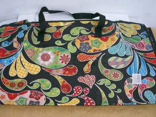 BOLSO CON CIERRE CON DISEÑO GRANDE TIPO PIRI.