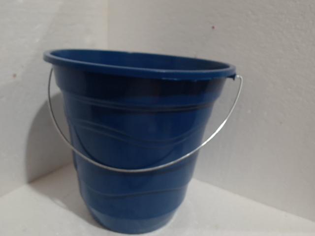 BALDE 8LTS DE PLASTICO REF 300